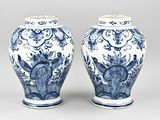 paire de vases bleus et blancs à motifs floraux