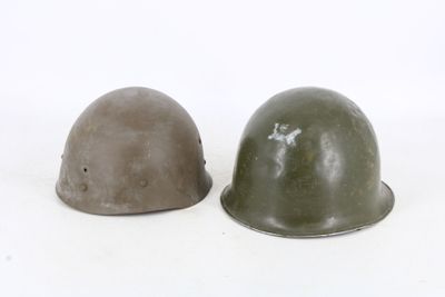 Deux casques sont posés l'un à côté de l'autre sur une surface blanche
