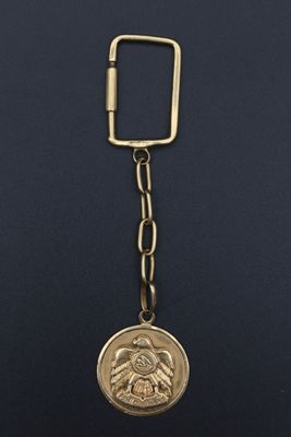 un porte-clés en or orné d'une image d'aigle