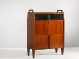 une commode en bois à deux tiroirs, avec un plateau en marbre noir