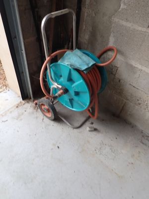 un tuyau raccordé au mur d'un immeuble