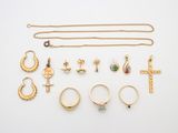 un assortiment de bijoux en or, notamment des bagues, des bracelets et des bagues