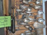 un plateau sur lequel sont disposés des couverts, avec un petit mot attaché dessus