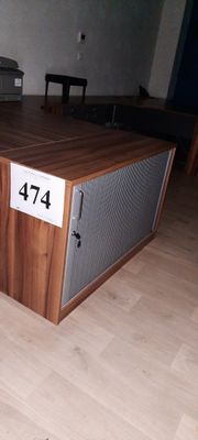 une table en bois sur laquelle est inscrit un chiffre, au milieu d'une pièce
