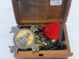 une petite boîte en bois contenant une médaille et d'autres objets
