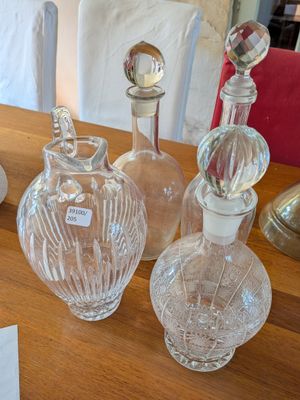 une table sur laquelle sont posées de nombreuses bouteilles en verre