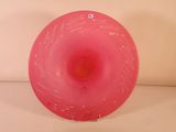 un frisbee rose posé sur une table