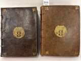 un vieux livre avec un emblème doré sur la couverture et un livre marron avec un emblème doré au dos