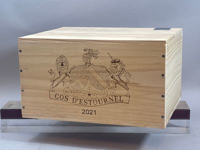 une boîte en bois sur laquelle est représenté un cheval avec un cavalier