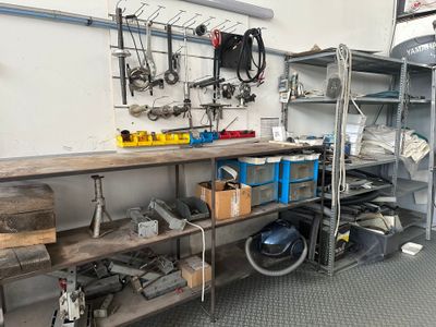 un établi avec de nombreux outils