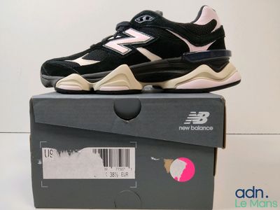 une boîte sur laquelle est posée une paire de chaussures New Balance