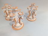 un grand nombre de vases posés sur une table