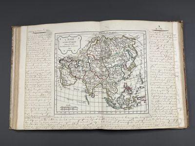 un vieux livre sur lequel figure une carte de l'Asie