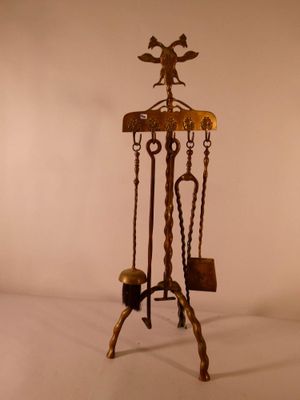un support métallique surmonté de chaînes et de clochettes