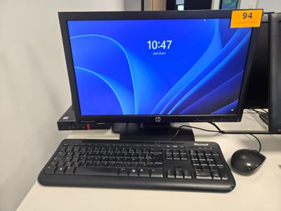 un ordinateur de bureau posé sur une table avec un clavier et une souris