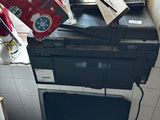 une pile de matériel informatique empilé les uns sur les autres