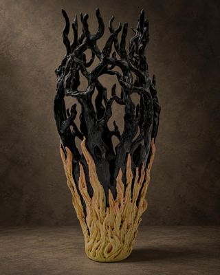 un vase noir et jaune posé sur une table