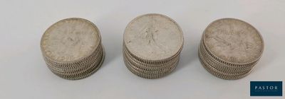 trois piles de pièces d'argent empilées les unes sur les autres