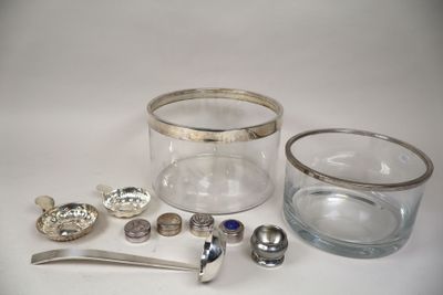 de nombreux objets en argent et en verre posés sur une table