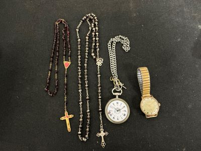 beaucoup de bijoux posés sur la table