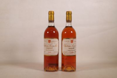 deux bouteilles de vin posées l'une à côté de l'autre sur une table
