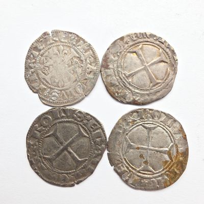 trois pièces d'argent ornées d'une croix au recto et d'une croix au verso