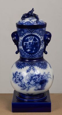 un vase bleu et blanc avec un oiseau dessus