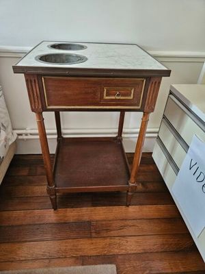 une petite table avec un évier dans un coin de la pièce