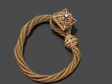 un bracelet en or 18 carats avec un fermoir en forme de serpent