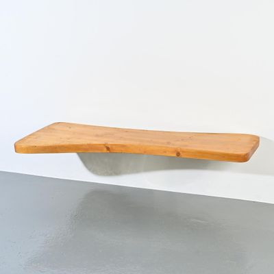 une étagère en bois fixée au mur au-dessus d'un lavabo