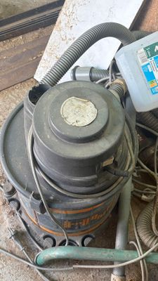 une machine posée par terre à côté de quelques fils