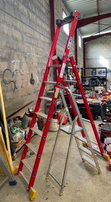 une échelle appuyée contre un mur dans un garage