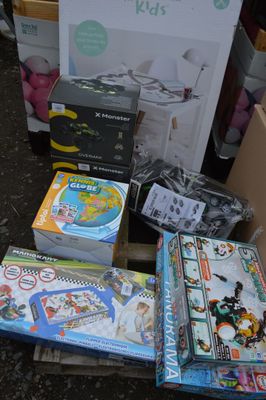 de nombreuses caisses de jouets et de jeux pour enfants sur une palette