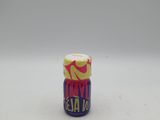 un gros plan sur un petit bocal contenant de la nourriture, posé sur une surface blanche