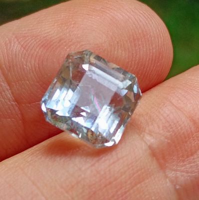 une personne tenant dans sa main un très joli diamant bleu