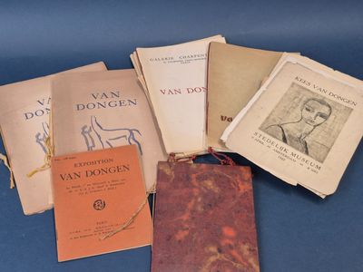 plusieurs vieux livres posés les uns à côté des autres sur une table bleue