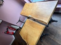 Lot de trois tables de bistrots à épais plateaux en chêne na… (photo 3)