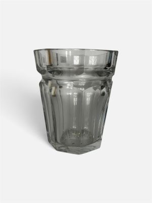 un vase en verre posé sur une surface blanche