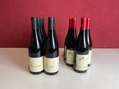 quatre bouteilles de vin sont alignées sur une table