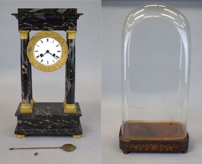 deux photos différentes d'une horloge sous un dôme en verre