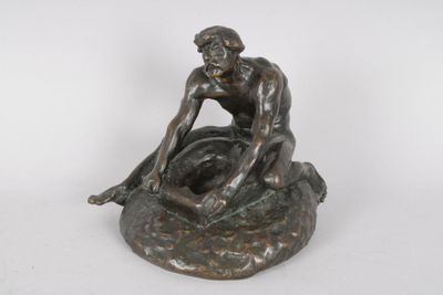 homme assis. Groupe en bronze à patine brune, portant une si…