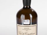 une bouteille de vin posée sur une table