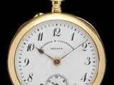 une montre de poche ancienne en or, dotée d'un cadran blanc et de chiffres romains