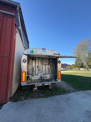 a truck that is parked in front of a building