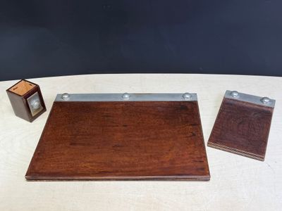 une petite boîte en bois et une petite boîte en bois posée sur une table