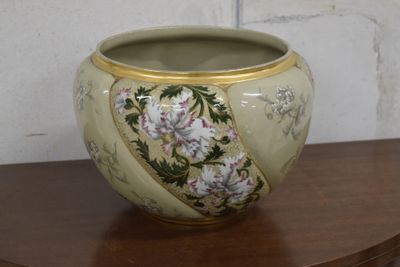 un vase posé sur une table, avec un mur en arrière-plan
