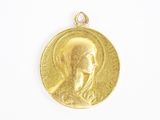 gros plan d'une médaille d'or sur une surface blanche