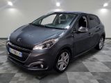 la voiture grise est garée dans le garage sur le sol en damier