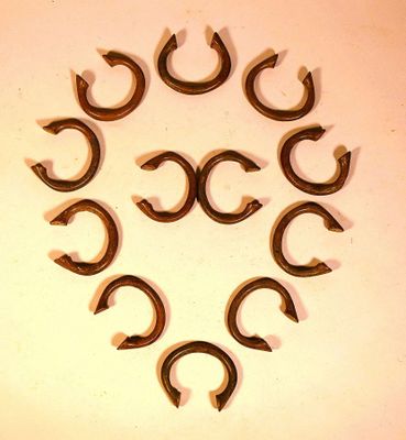 NIGERIA. Rare ensemble de douze anciennes manilles en bronze…