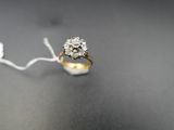 un gros plan d'une bague en diamant posée sur une table, accompagnée d'une étiquette